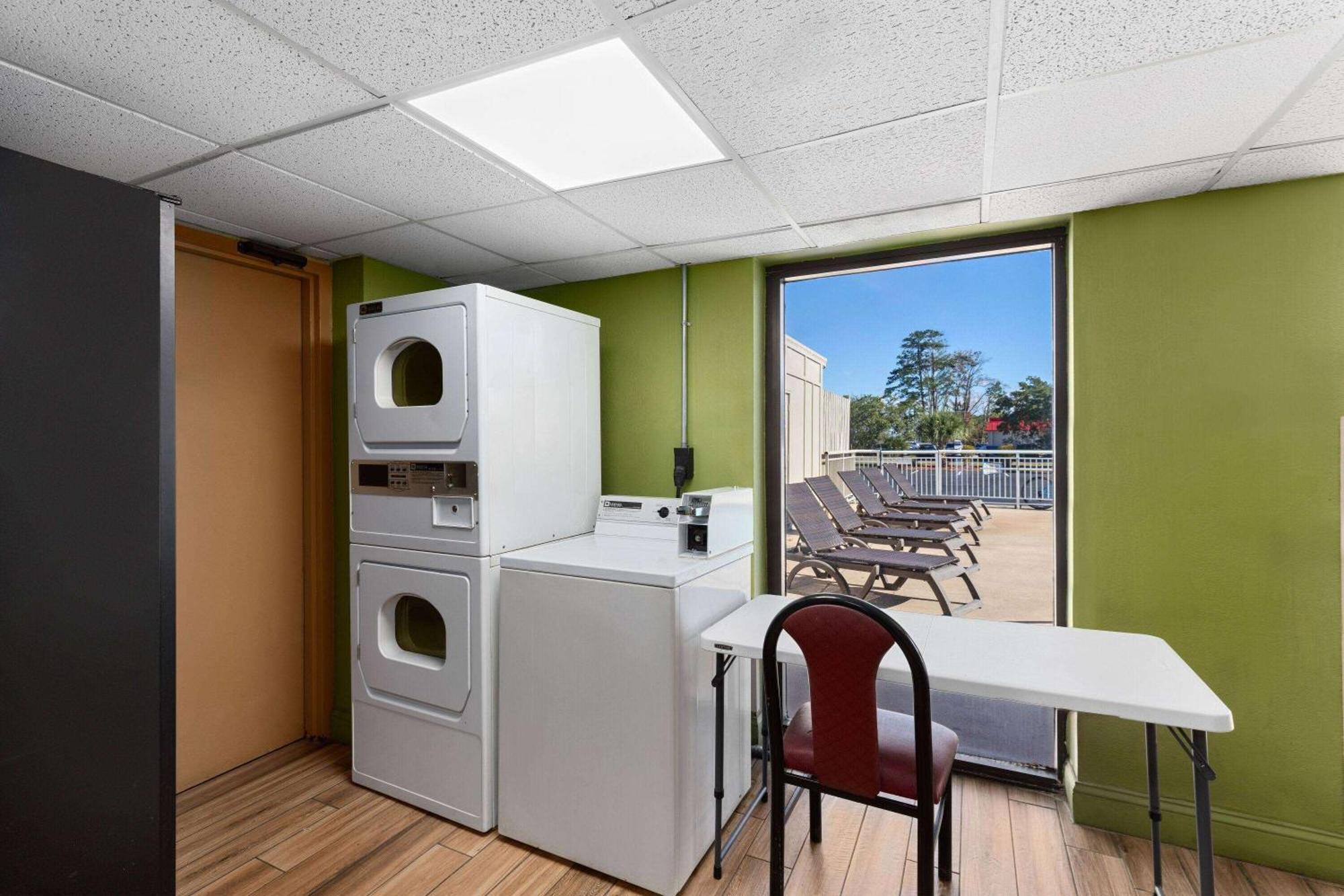 Super 8 By Wyndham Myrtle Beach/Market Common Area Buitenkant foto